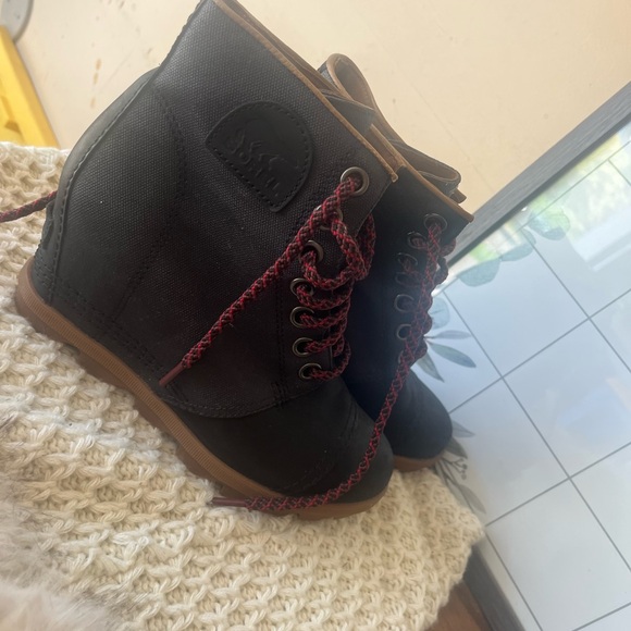 Sorel Black Ankle Boots with Red Laces - Picture 1 of 7